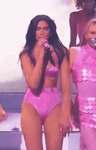 Dua dancing like a stripper at the Grammy's. So fucking sexy🤯<wbr>🤯🤯