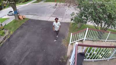 Porch pirate in Cartierville
