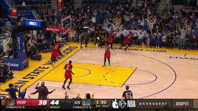 [Highlight] Draymond finds Steph in the crowd and Steph the three
