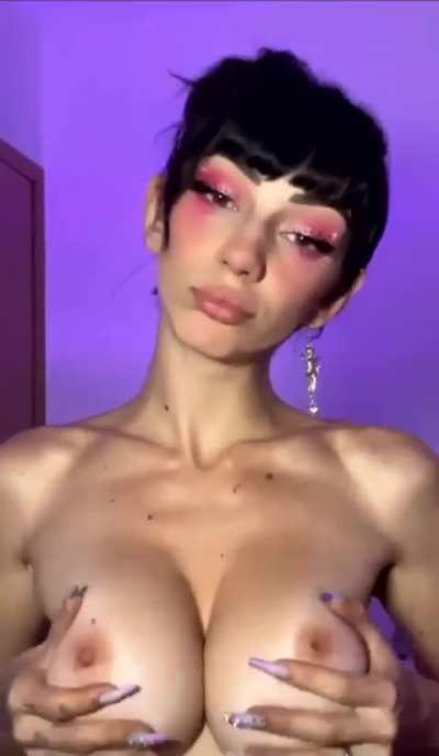 @luaninhaa_lulu exibindo os peitos mais suculentos que voc&ecirc; ver&aacute; hoje , vem pro telegram se maravilhar com ela.