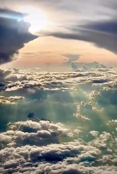🔥Cloud and Sky at various levels in the atmosphere. Means of videography unknown.