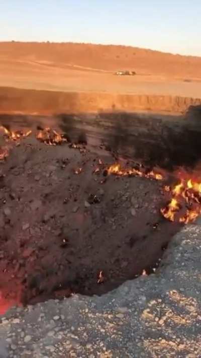 🔥 "Gate of Hell" This fire pit in Turkmenistan&rsquo;s Karakum desert has been burning since 1971.