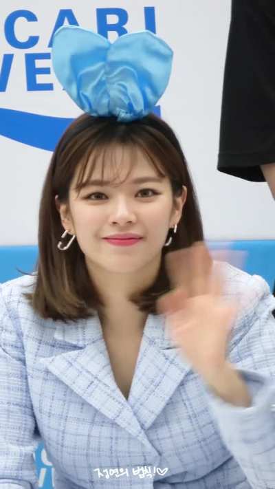 Jeongyeon - light blue head bow, plaid suit jacket, 👋