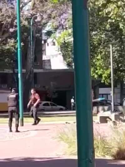 Plaza Garay (Constitución): agresión a policía con un cuchillo, agresor termina baleado