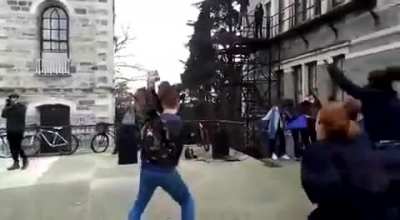 Bu protesto Boğazi&ccedil;i rekt&ouml;rl&uuml;ğ&uuml;ne Akp tarafından atanan adamla ilgili değil mi? Neden LGBT+ bayrağı ile protesto ediyorsunuz siz salak mısınız amınakoyim