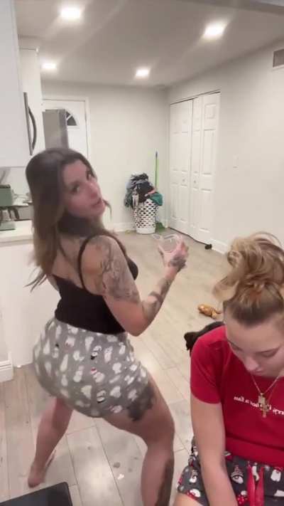 It&rsquo;s Kaai live twerk comp pt3 (sorry bout the quality it&rsquo;s outta my control)