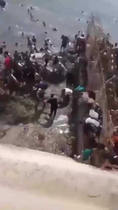 Thousands of Moroccans have been forcibly entering Ceuta for several hours. This is the most serious situation the Spanish enclave has endured in decades. This Moroccan wave of migration comes as the King of Morocco announced last night his success in the