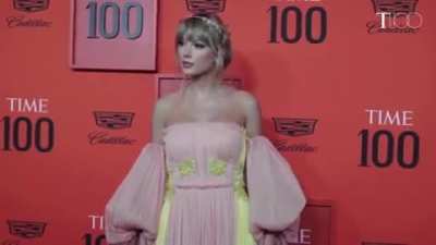 Taylor Swift's dress needs pulled down