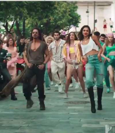 Ngl, it&rsquo;s looking like I am watching some influencer&rsquo;s lip sync dance reel, ekdum TikTok wali vibe.. Mano ya na mano SRK ka magical presence nahi hai is movie me..