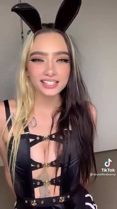 She can't keep her toungue in her head