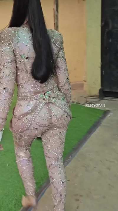Moroccan Gaand Maharani Nora Fatehi doing her regular work of raising dicks. Iss raand ko to roz set pe koi na koi paise dekar iski gaand ke maze leta hoga. Aisi gaand ho jaydaad lutaane me kaisi sharam.