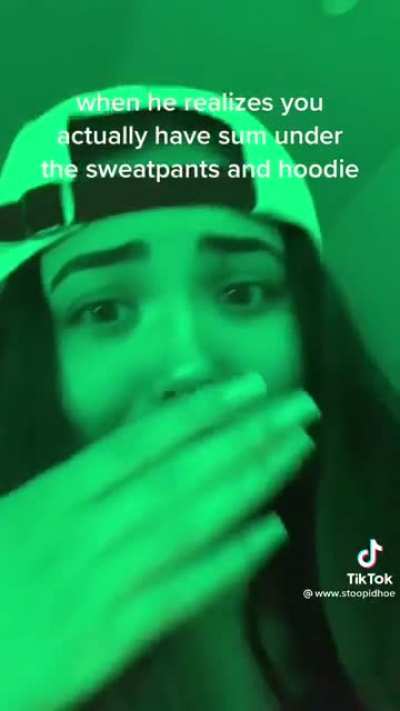 I wish this was my fuck buddy cuz she lowkey look like she good at video games