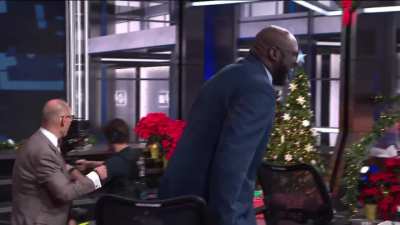 [Highlight] Kenny recreates an old classic Christmas shove with Shaq and then goes onto break it down
