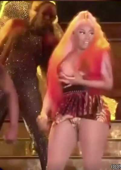 Whole t&iuml;t slip for Nicki onstage 