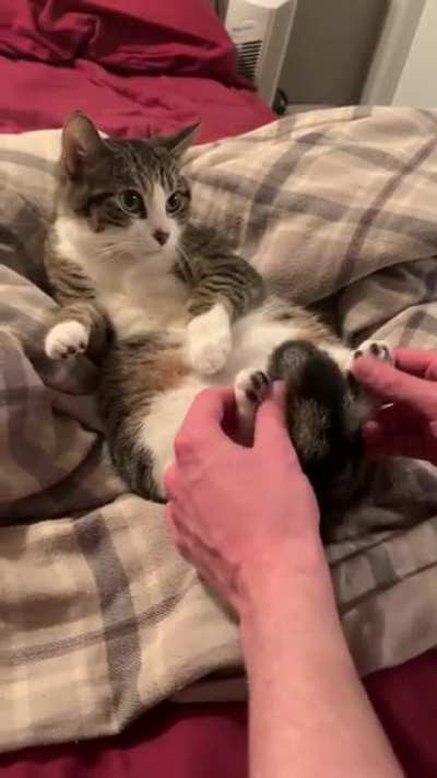 Mirin her dad during a foot massage 💅