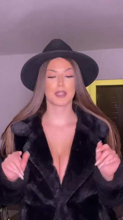 288 - She Looks Like A 1930s Mobster