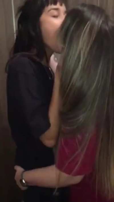 [Sexy] [1000+] besties having fun [GIF]