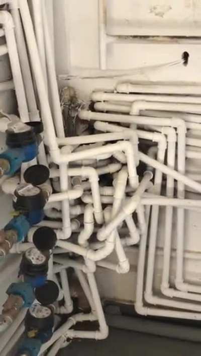 Tubula&ccedil;&atilde;o do pr&eacute;dio com vazamento