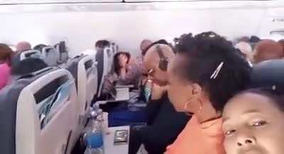 Women blast music on the plane with no regards for everyone else🤡