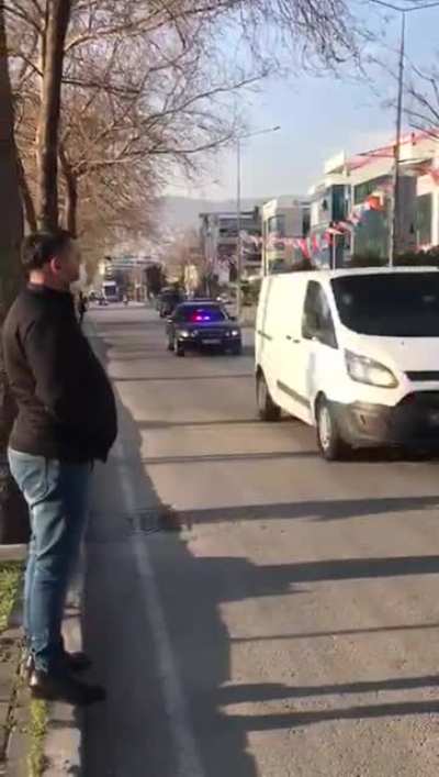 Evrenin tek hakimi a noktasından b noktasına gidiyor. Buna bakın yarın silicem.
