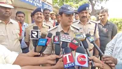 Banswada: Police station is attacked by muslim mob of 500 people for arresting muslim customer who was accused of harassing Hindu sales girl in Reliance mart .One constable is hospitalized.
