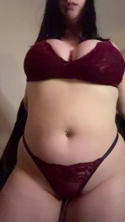 Who&rsquo;s into thick young moms like me come say hi