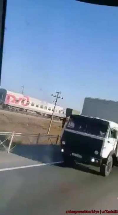 Rusya'daki İranlı s&uuml;r&uuml;c&uuml; : Rusya, Ermenilere tank ve askeri te&ccedil;hizat sağlıyor. Burası Rusya. Askeri te&ccedil;hizat deniz yoluyla Maha&ccedil;kale'den İran'a oradan da Ermenistan'a taşınıyor.