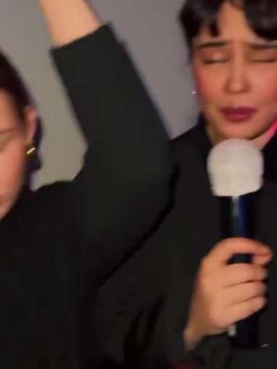 Sophie with the Yellowjackets cast singing karaoke via sammihanratty IG