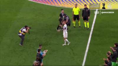 Toni Kroos getting a guard of honour on his final game at the Bernabeu.