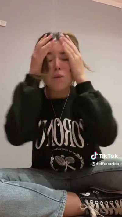 Chica llora de la impotencia por la feroz crisis que pasa la Argentina
