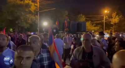 &laquo;Прощай, немытая Россия, страна рабов, страна господ!&raquo; &mdash; у посольства РФ в Ереване кричат &laquo;Лавров &mdash; с*ка&raquo; и &laquo;Путин &mdash; ху*ло&raquo;