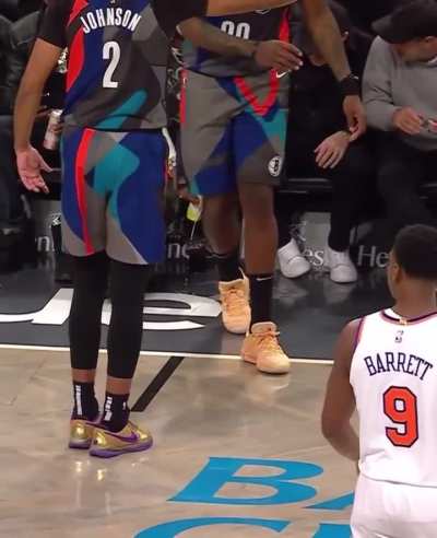 Travis Scott spilled his drink in the Knicks vs nets game 😭