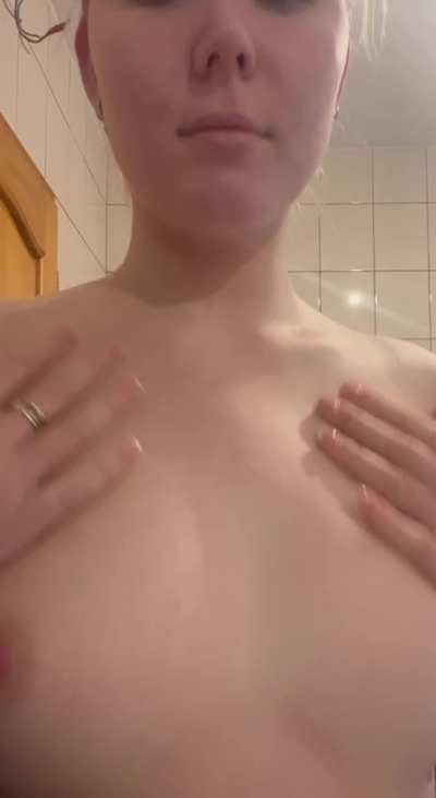 Jag &auml;lskar att leka med mina tuttar ;) 
