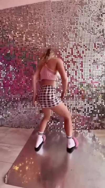 My booty looks good in this dance shoot