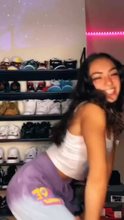 She&rsquo;s so fucking hot 🤤 try not to cum: impossible