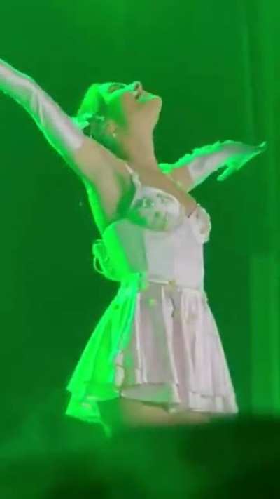 Seattle performance (she looking beautifull in that hairstyle)