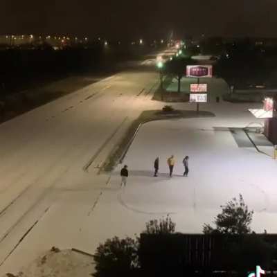 Las pibas: Mirad la nieve. Hagamos un mu&ntilde;eco.///Los pibes