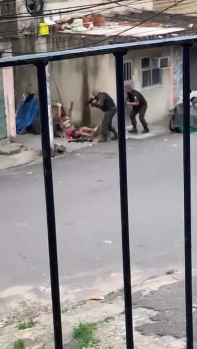 Drug dealer arrested while reloading his rifle in Rio de Janeiro, Brazil