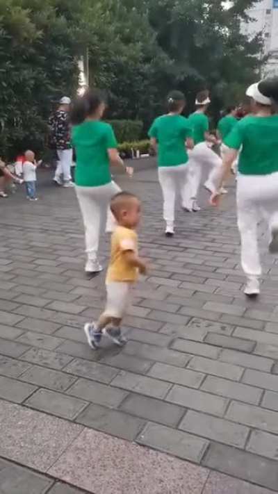 Танцуют все
