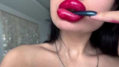 Long nails and big red lips 💄💋