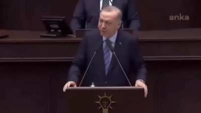 Bizzat araştırdım. Reis bir mağarada kalıyormuş. kendisinin hz.mami'ye &ouml;zendiğini d&uuml;ş&uuml;n&uuml;yorum. Saray falan diyenler var onlara itibar etmeyin.