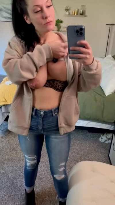 If you like curvy MILFs, I have a delicious surprise for you.