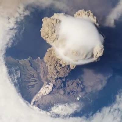 🔥 A volcano eruption from the International Space Station