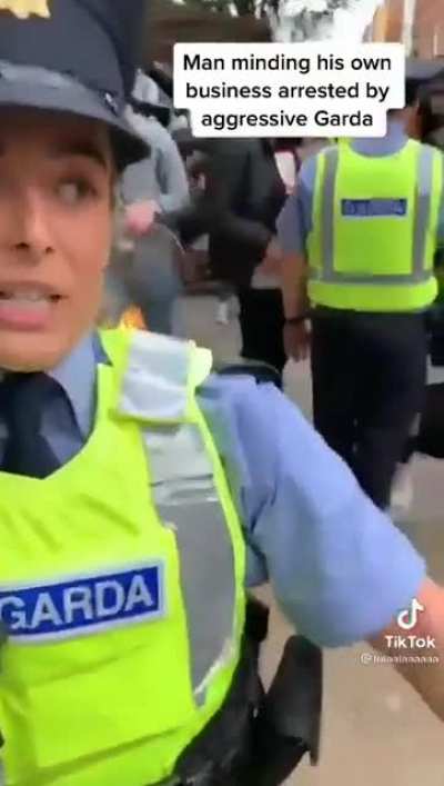 Aggressive Garda's fragile ego escalating situation. Is "answering back" an arrestable offence?