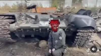 Ukrainian squad scraping tanks. Talked to the very guy recording these! 