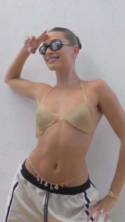 Hailey Bieber 