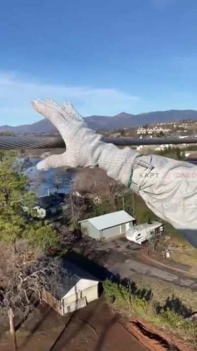 Grabbing 30000 volts...