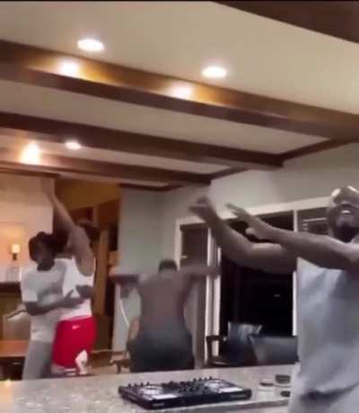 Los panas y yo , los panas y yo cuando vamos a la secci&oacute;n de comentarios en un v&iacute;deo de Woshingo