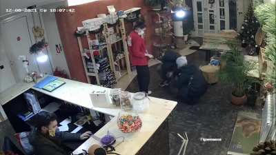 Couple running away with their dog from a veterinary clinic without paying the bill. They even brought a third guy to keep the clinic personnel blocked inside