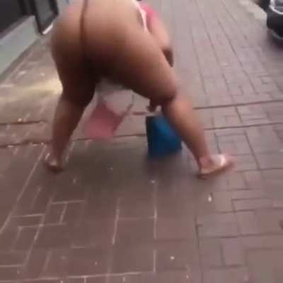Shake that ass, Peaches (just a quick flash)!